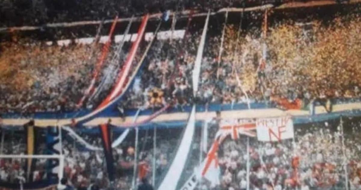 La bandera robada a los hooligans en Meacutexico 86 y que llegoacute a Santiago