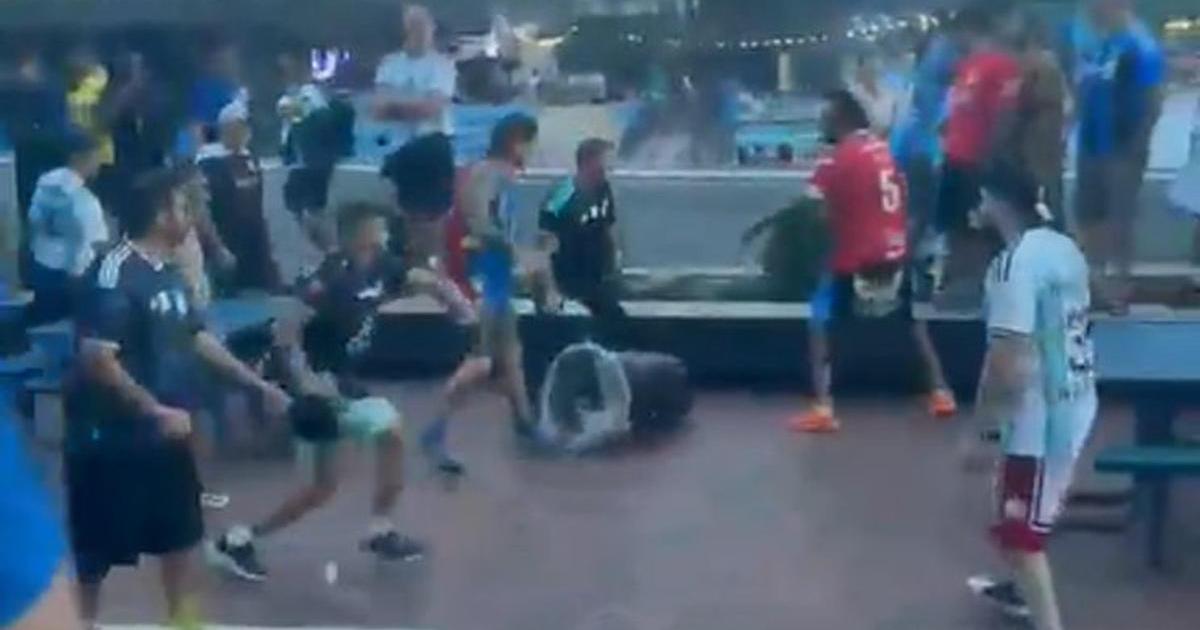 Tensioacuten en Atlanta- incidentes entre hinchas de San Lorenzo y Huracaacuten durante el banderazo