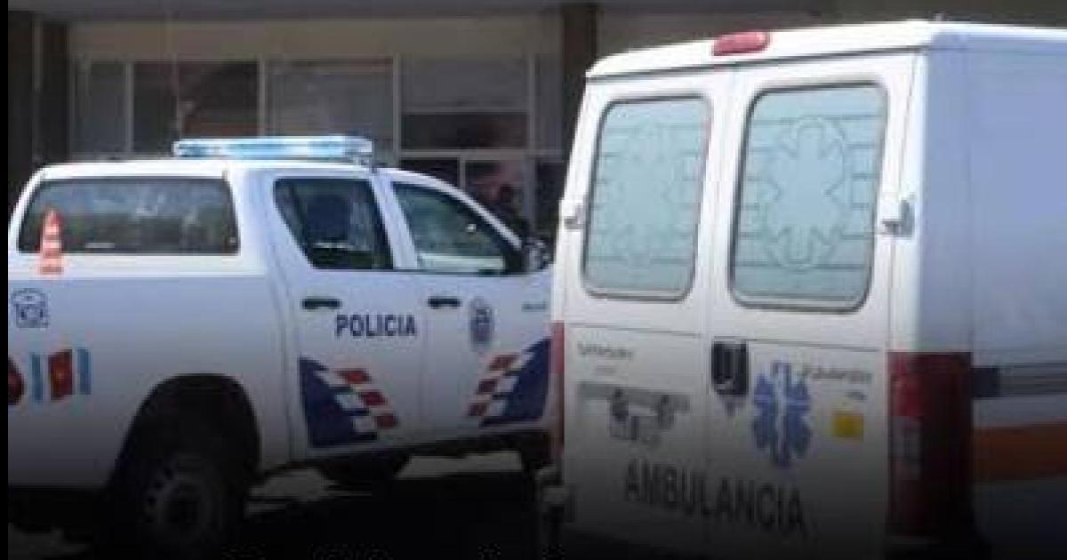 Grave accidente entre una motocicleta y un camioacuten dejoacute un herido