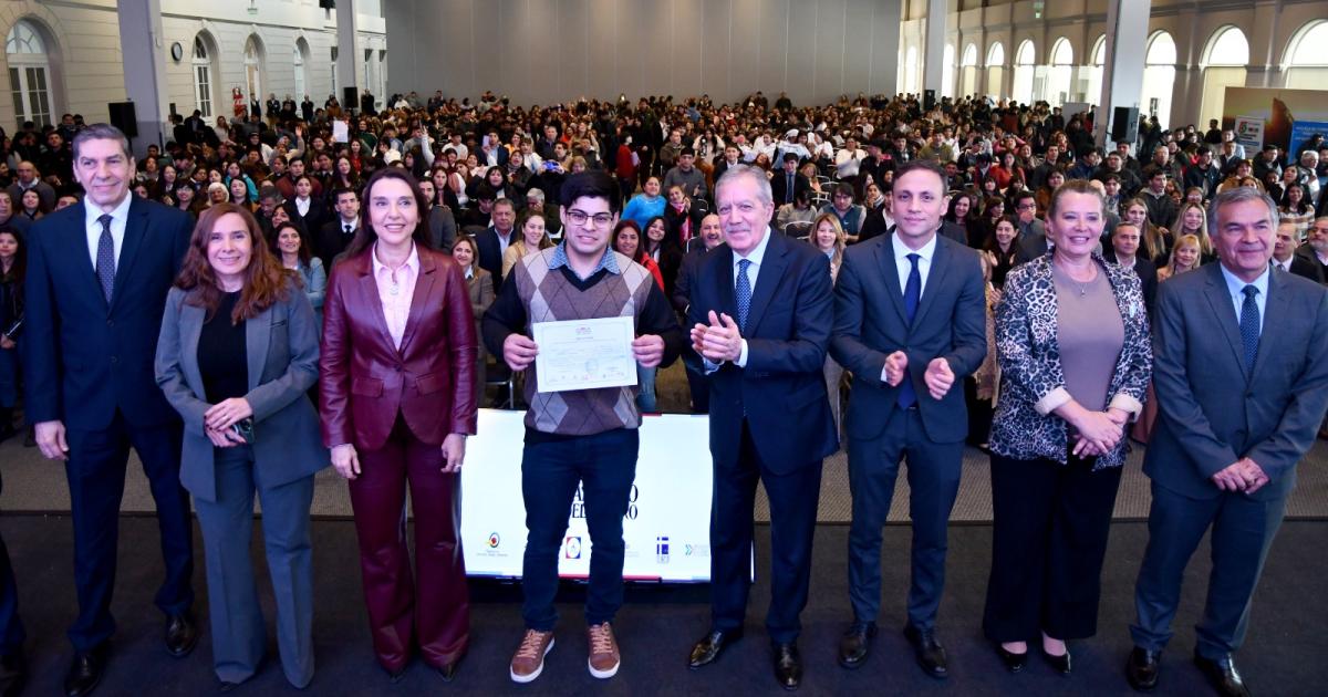 El gobernador Eliacuteas Suaacuterez fue parte de la entrega de certificados a los primeros egresados del programa Santiago crece con vos
