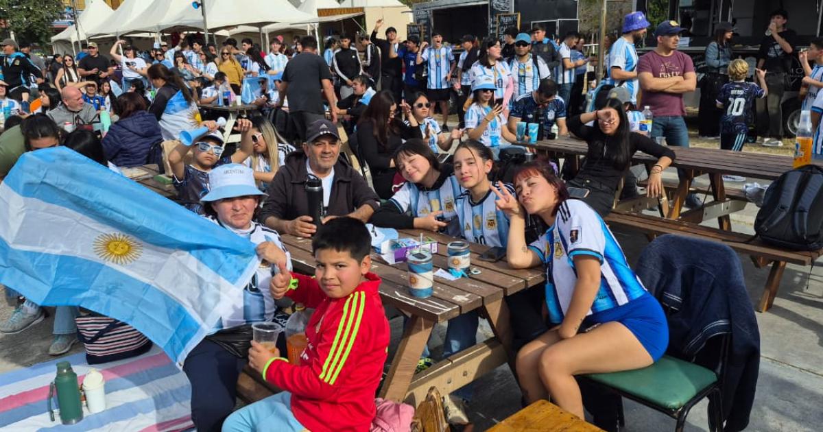 FOTOS Los santiaguentildeos copan el Foacuterum para alentar a la Seleccioacuten