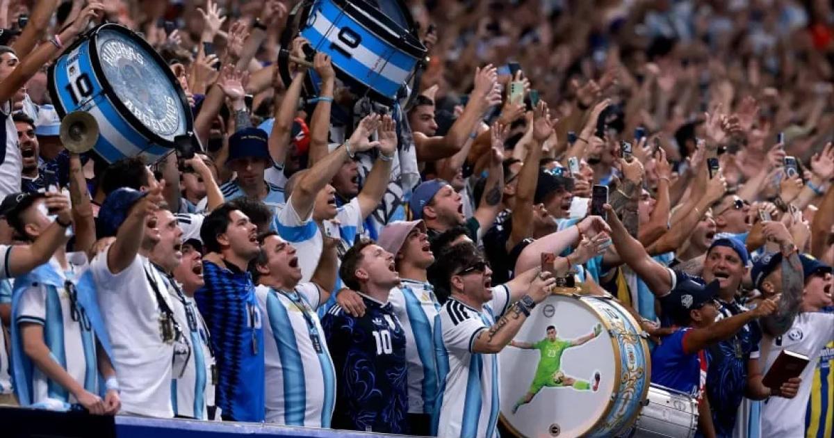 Silbidos abucheos y maacutexima tensioacuten- los himnos quedaron tapados por el clima caliente entre argentinos e ingleses