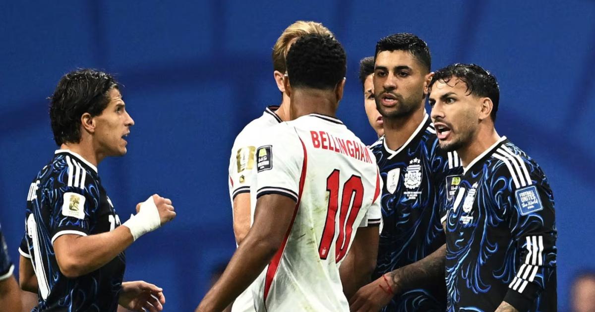 VIDEO  El fuerte cruce entre Leandro Paredes y Jude Bellingham al  inicio del partido entre Argentina e Inglaterra