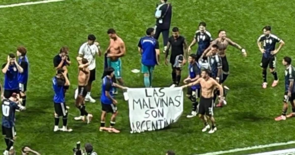 Tras eliminar a Inglaterra la Seleccioacuten celebroacute con una bandera en homenaje a las Malvinas