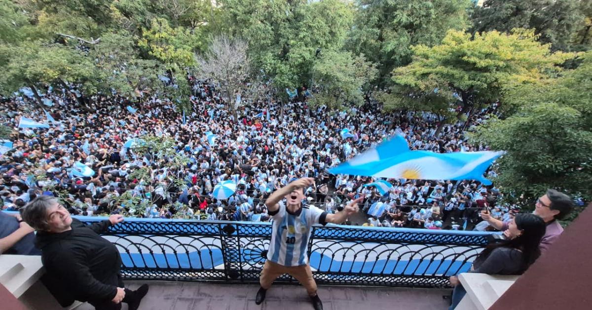 FOTOS La ilusioacuten mundialista invadioacute Santiago- asiacute festejaron los hinchas el pase de Argentina a la final