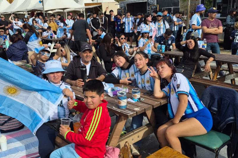 FOTOS  Los santiaguentildeos copan el Foacuterum para alentar a la Seleccioacuten 