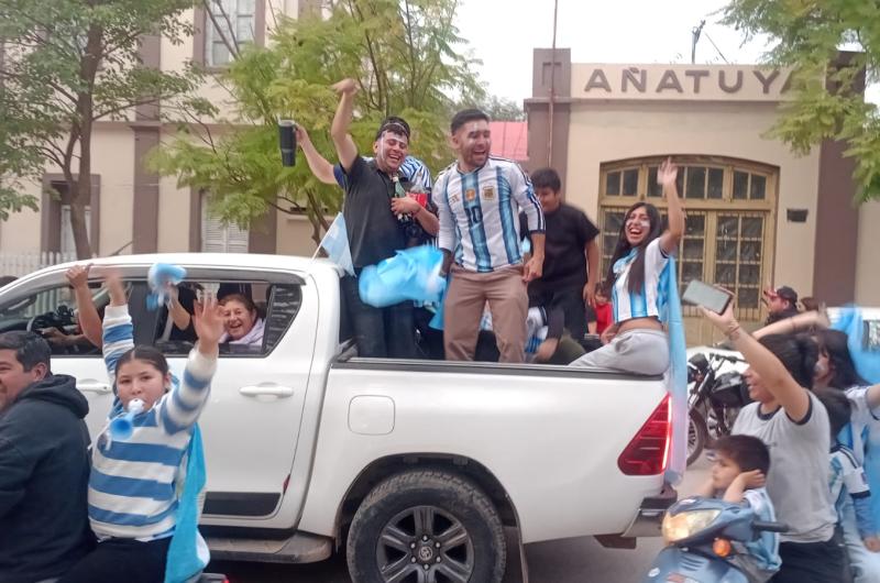 FOTOS  El interior santiaguentildeo tambieacuten festejoacute- la pasioacuten por Argentina y la clasificacioacuten a la final