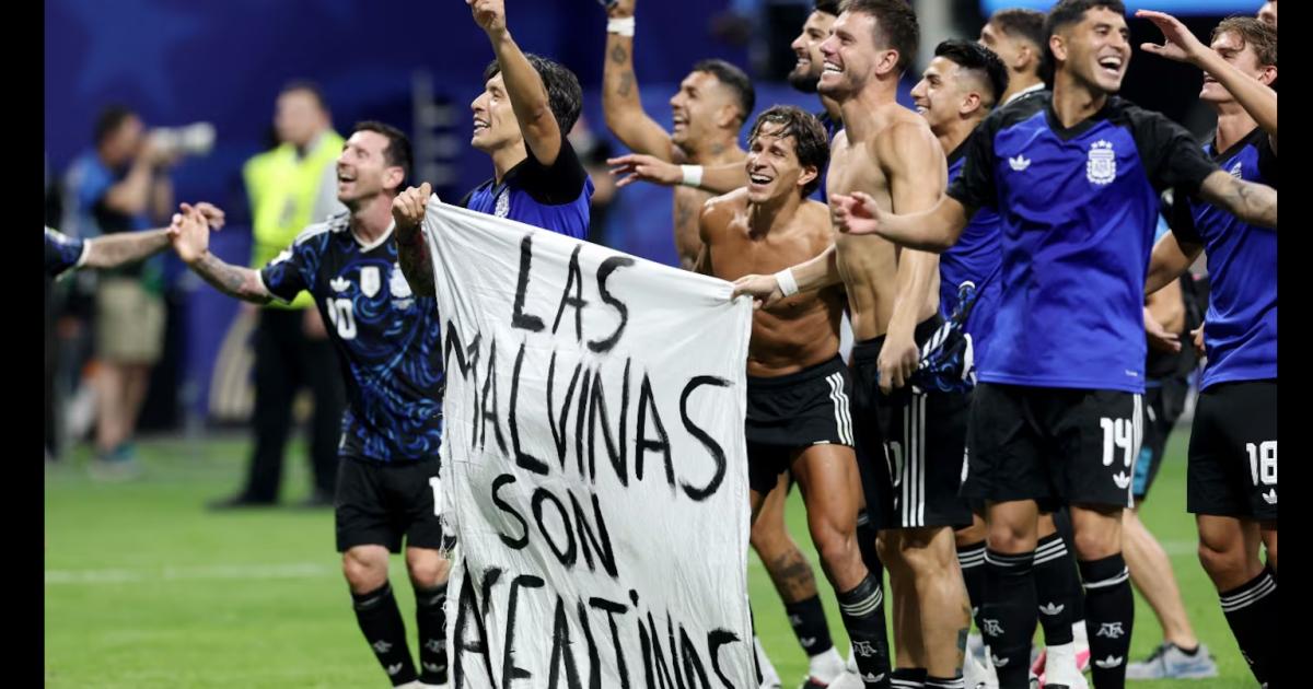 Escaacutendalo en Atlanta- el Reino Unido pide sancionar a la Seleccioacuten argentina por la bandera de Malvinas