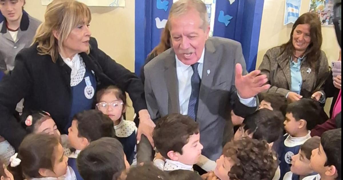 Eliacuteas Suaacuterez participoacute de un simulacro de votacioacuten con nintildeos del Jardiacuten de Infantes de la Escuela Normal