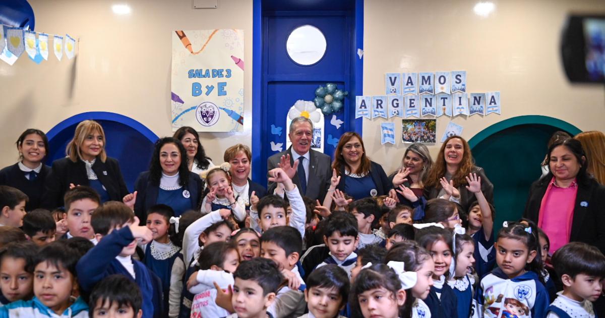 El Gobernador participoacute de un interesante proyecto en el jardiacuten de la Escuela Normal General Belgrano