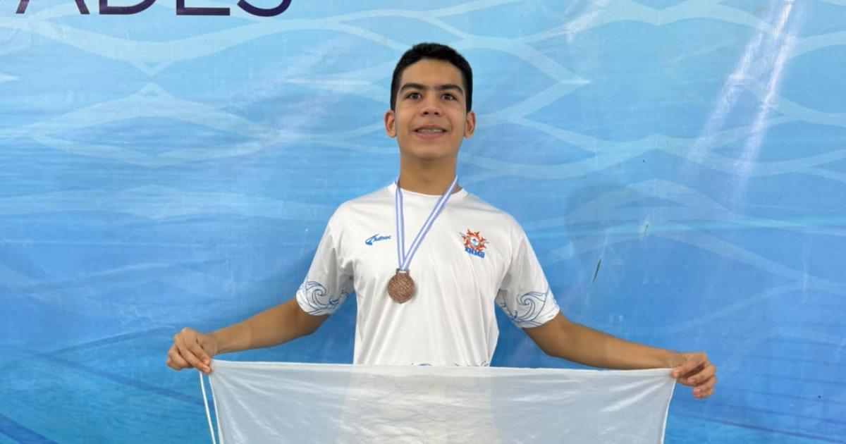 El equipo de natacioacuten de la Escuela Normal Manuel Belgrano participoacute en el Torneo 9 de Julio 2026