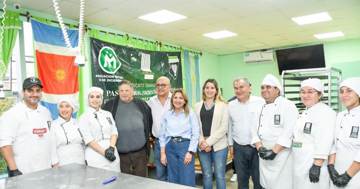 Fuentes y Benavente visitaron donde se elabora el alfajor santiaguentildeo gigante
