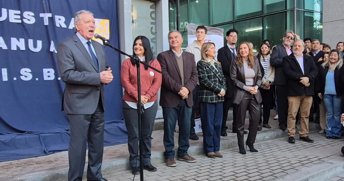 El gobernador Eliacuteas Suaacuterez inauguroacute la Primera Muestra Anual del Instituto Superior de Bellas Artes Juan Yapariacute