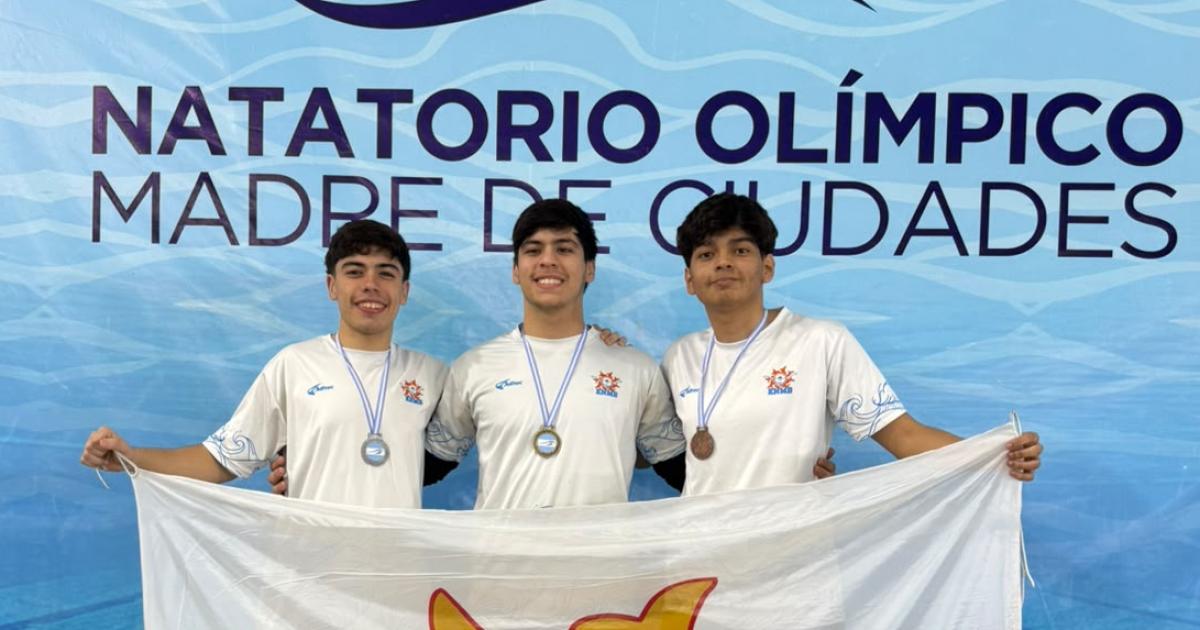 El equipo de natacioacuten de la Escuela Normal Manuel Belgrano participoacute en el Torneo 9 de Julio 2026