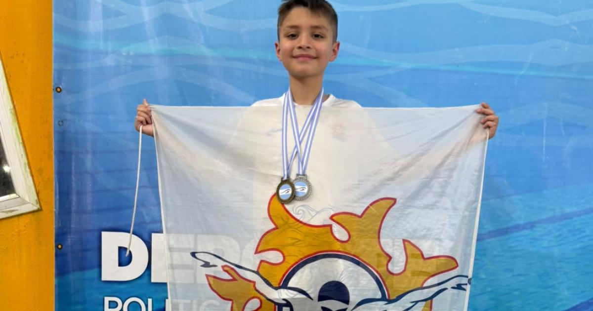 El equipo de natacioacuten de la Escuela Normal Manuel Belgrano participoacute en el Torneo 9 de Julio 2026