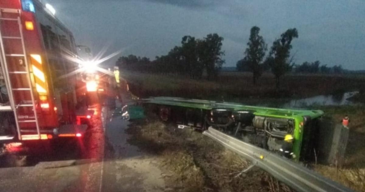 Volcoacute un micro en la Ruta 7- cayoacute desde un puente cerca de Carmen de Areco y hay varios heridos