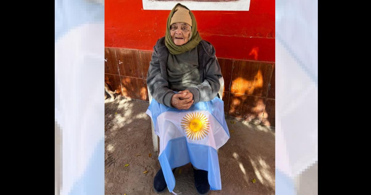 Tiene 96 antildeos vivioacute 23 Mundiales y alienta a la Seleccioacuten en la final- la historia de Celia de Villa Atamisqui