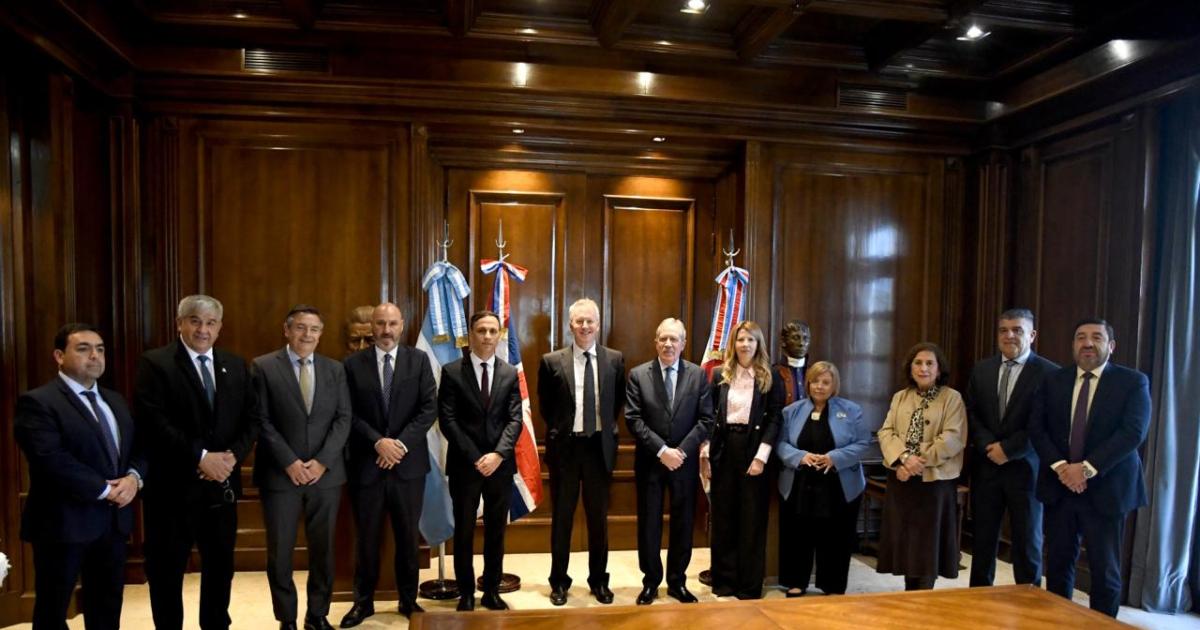 El gobernador recibioacute en Casa de Gobierno al embajador del Reino Unido de Gran Bretantildea e Irlanda del Norte