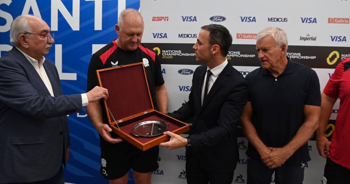 EL Jefe de Gabinete Viacutector Araujo entregoacute un reconocimiento a la Seleccioacuten de Rugby de Inglattera