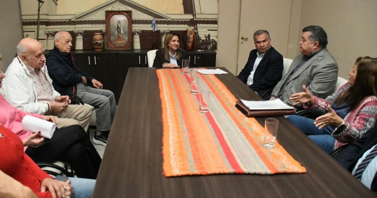 La intendente Fuentes y el secretario Benavente se reunieron con directivos de la Asociacioacuten Santiaguentildea Amigos del Newcom
