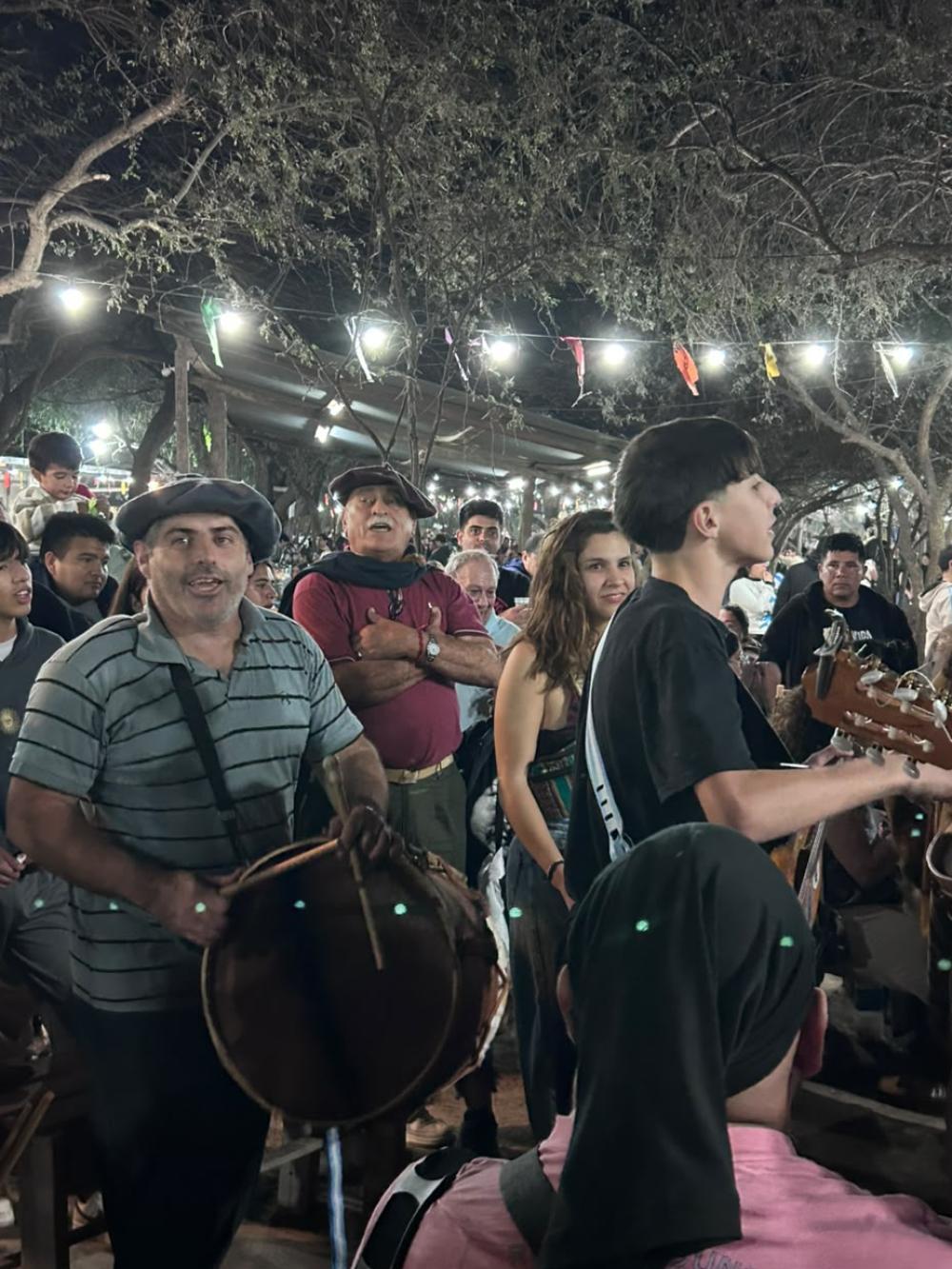 Una multitud disfruta de la vigilia de la Marcha de los Bombos en el Patio del Indio Froilán