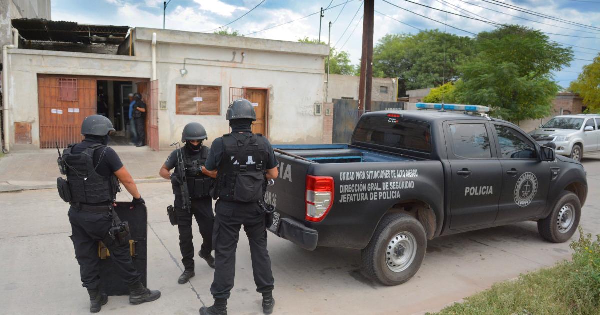 Redada narco- hallan cocaiacutena marihuana y 3850000 en casa de dos hermanas y ex convicto