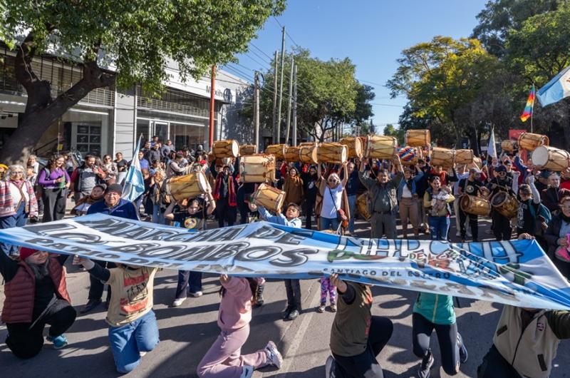 La 24ordf Marcha de los Bombos ya tiene cronograma- tres diacuteas de muacutesica homenajes y tradicioacuten en Santiago del Estero