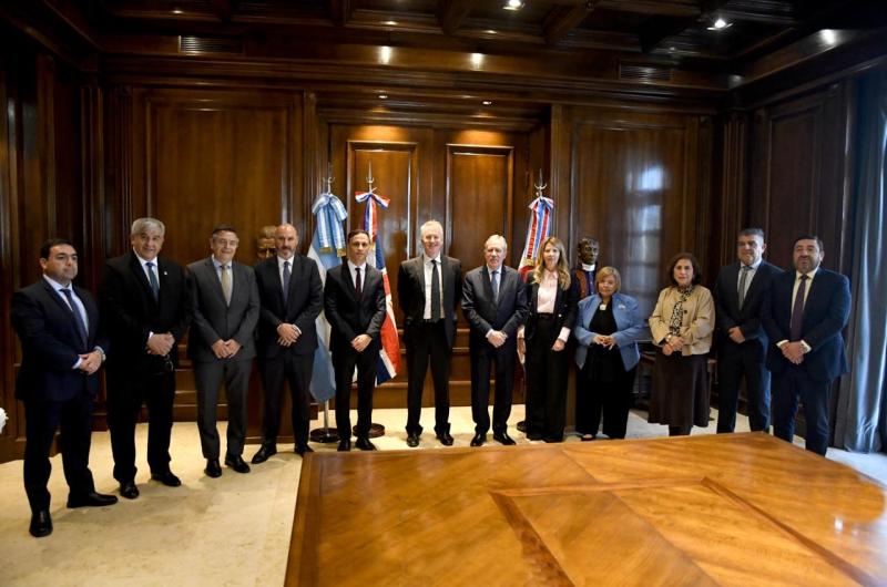 El gobernador recibioacute en Casa de Gobierno al embajador del Reino Unido de Gran Bretantildea e Irlanda del Norte