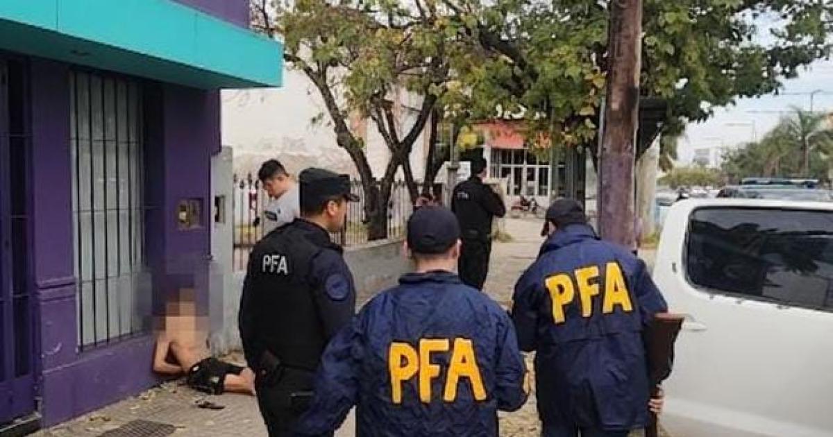 Federales atrapan a un dealer con casi 30 bochas de cocaiacutena listas para la venta y le secuestran dinero