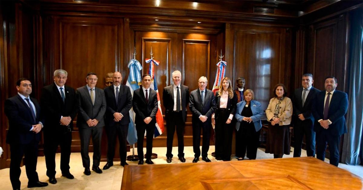 El gobernador Suarez recibioacute al embajador del Reino Unido de Gran Bretantildea e Irlanda del Norte