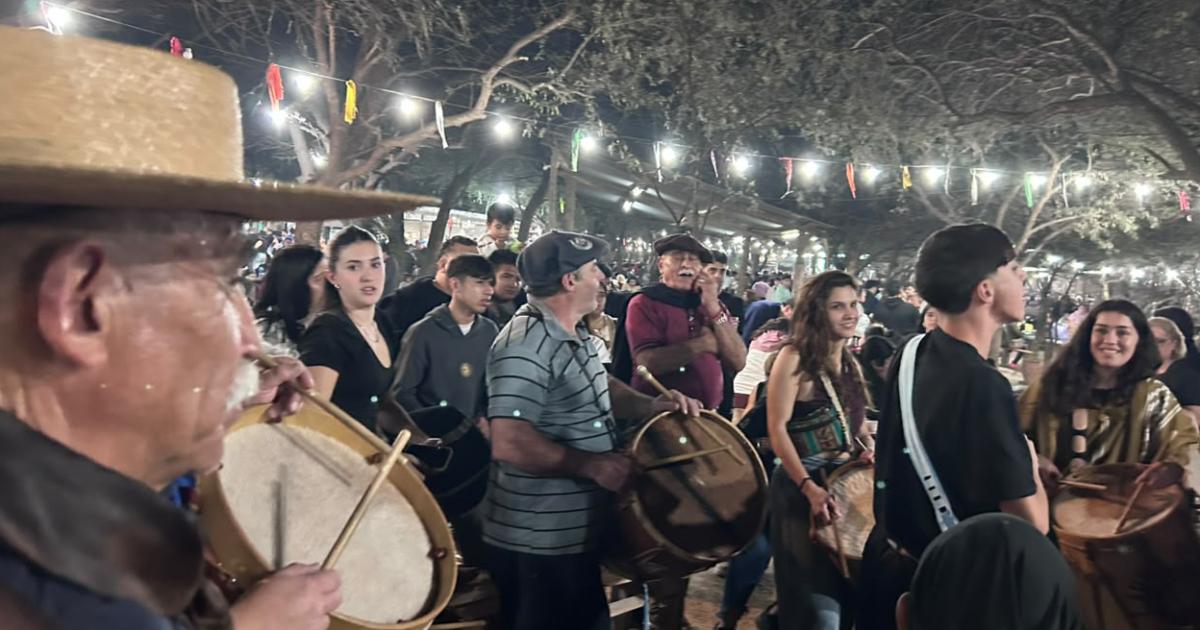 Una multitud disfruta de la vigilia de la Marcha de los Bombos en el Patio del Indio Froilaacuten