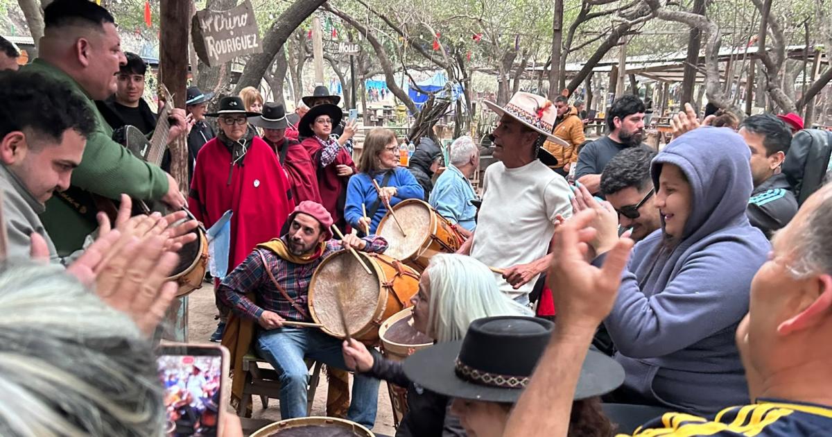 Asiacute se vivioacute la previa de la 24ordf Marcha de los Bombos en el Patio del Indio Froilaacuten