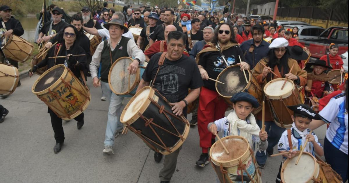 Al ritmo del leguumlero Santiago entonoacute el Himno Nacional y comenzoacute la 24ordf Marcha de los Bombos