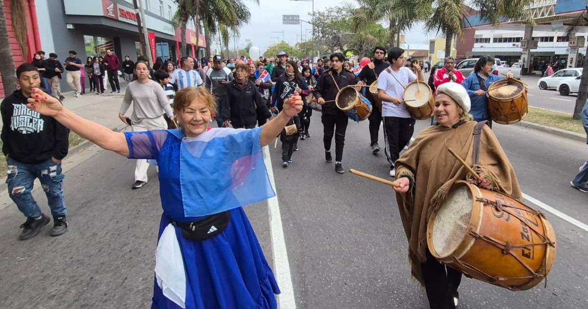 La columna sur de la Marcha de los Bombos avanza por la ciudad rumbo al gran encuentro en Plaza Libertad