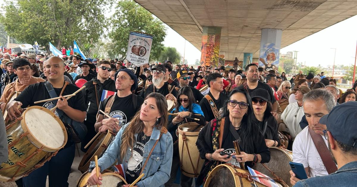 Maacutes de 3500 personas participaron de la vigilia de la 24ordf Marcha de los Bombos