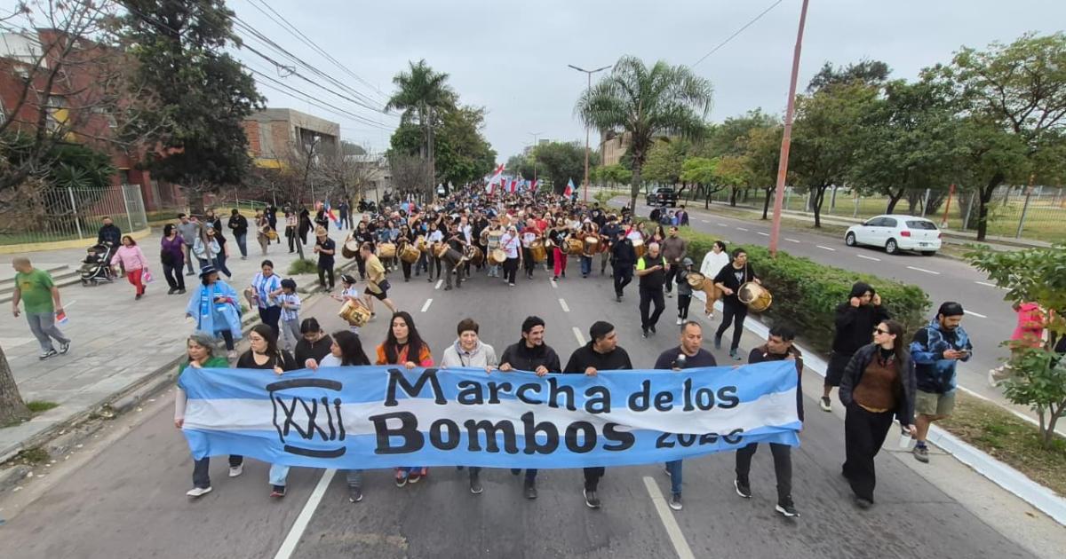 24ordf Marcha de los Bombos- la columna de La Banda se unioacute a la columna norte y avanza hacia el centro