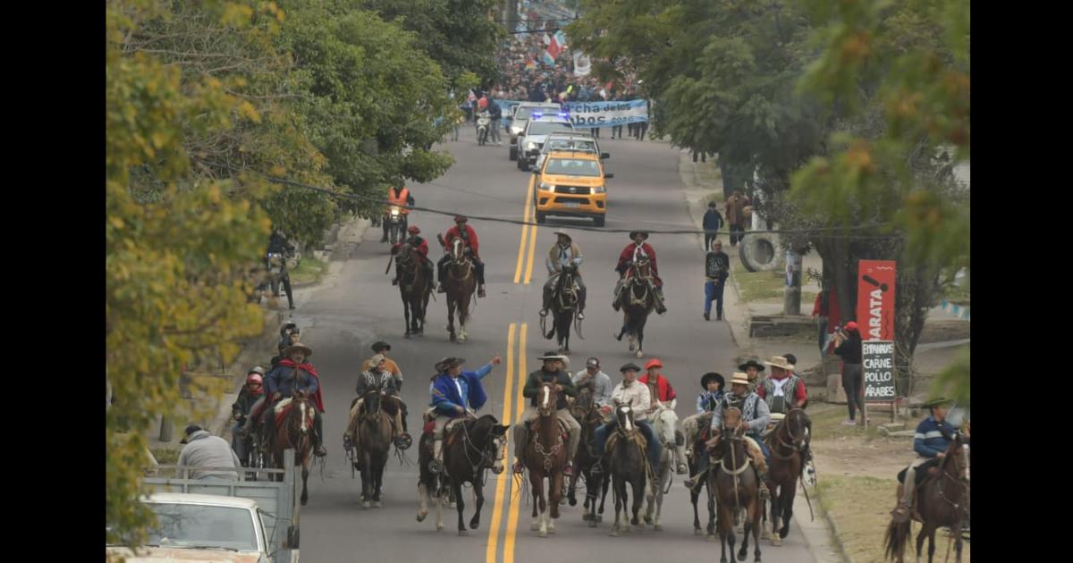 24ordf Marcha de los Bombos- jinetes galoparon al compaacutes del bombo en la columna norte