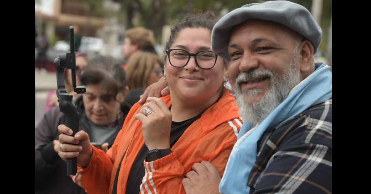 La pareja tiktoker que recorre el paiacutes en 4x4 y no se pierde la Marcha de los Bombos
