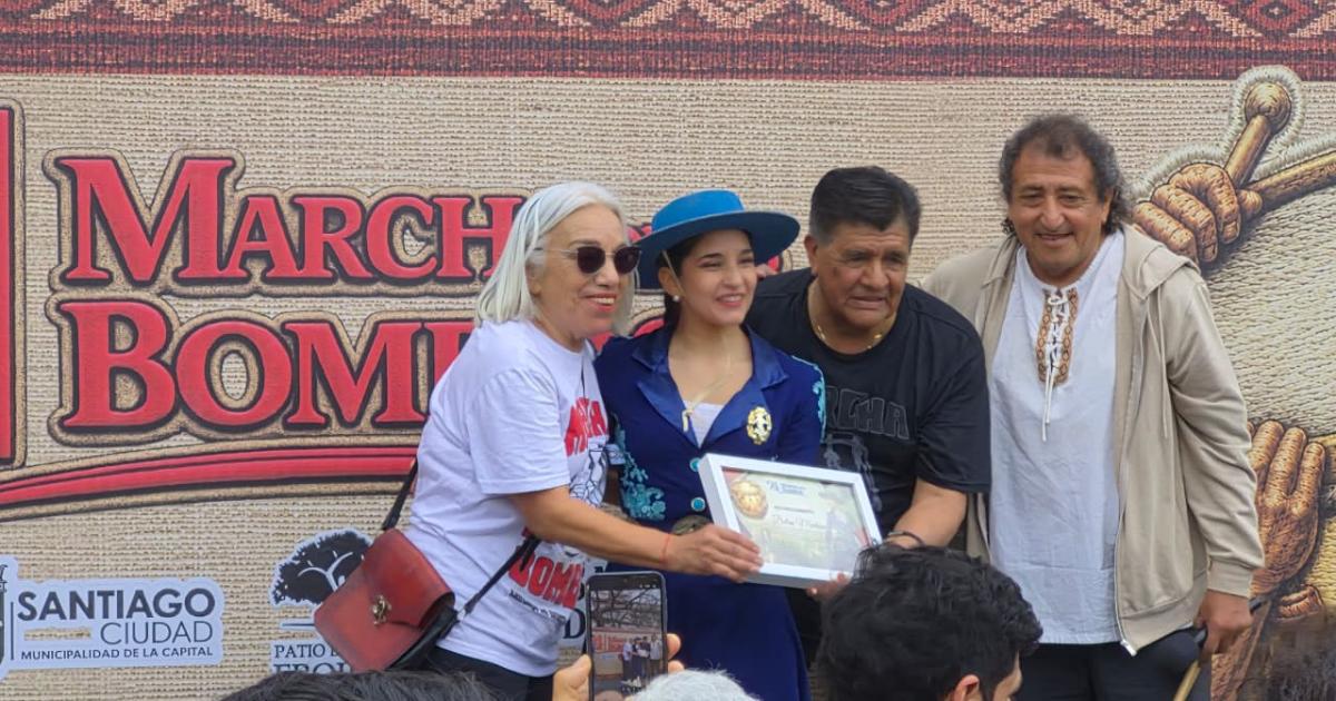 Emotivo homenaje a dos campeonas de malambo en plena Marcha de los Bombos
