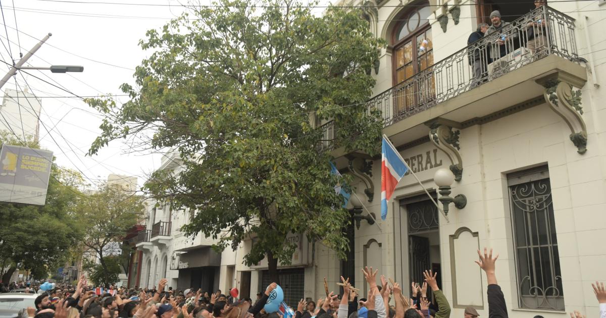 VIDEO- Como cada antildeo la Marcha de los Bombos regaloacute su paso frente a El Liberal