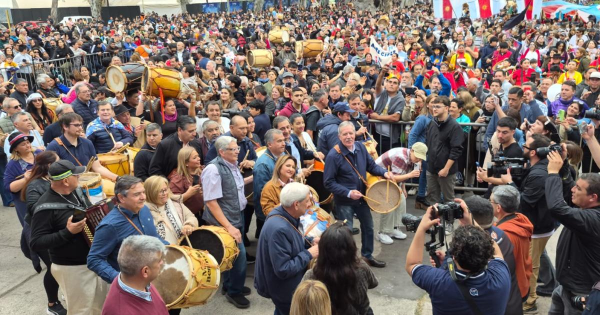 Eliacuteas Suaacuterez Gerardo Zamora y Norma Fuentes se sumaron a la multitudinaria Marcha de los Bombos