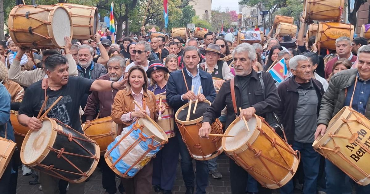 Silva Neder ponderoacute el impacto cultura de la Marcha de los Bombos como expresioacuten que reafirma el sentir de la santiaguentildeidad