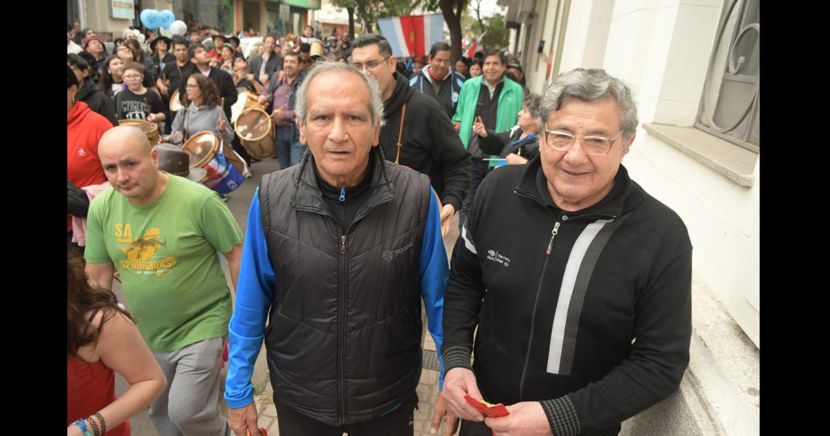 Dos glorias del baacutesquet santiaguentildeo en la Marcha de los Bombos- el campeoacuten mundial de 1968 presente