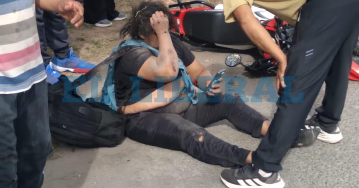 Fuerte choque entre dos motociclistas en la zona de Circunvalacioacuten