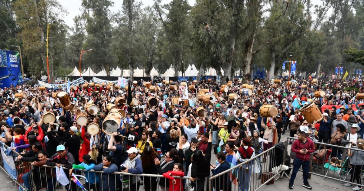 Miles de santiaguentildeos y turistas vibraron en la XXIV Marcha de los Bombos y la XII Marcha de Cuerdas y Fuelles
