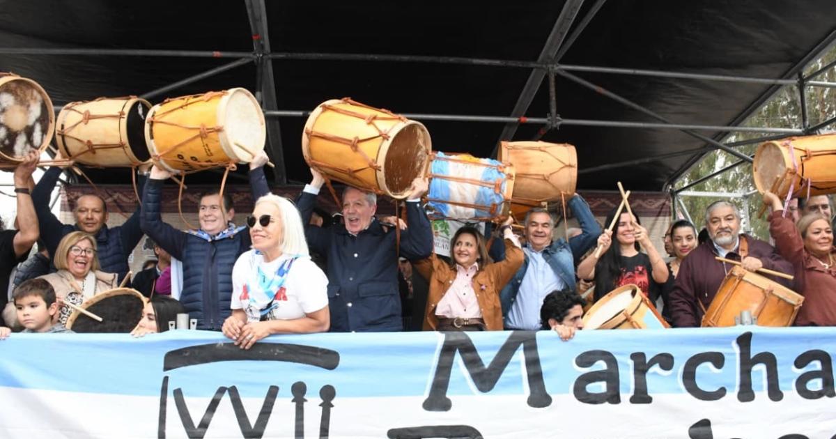 La intendente Fuentes y el secretario Benavente destacaron la gran participacioacuten en la 24deg Marcha de los Bombos