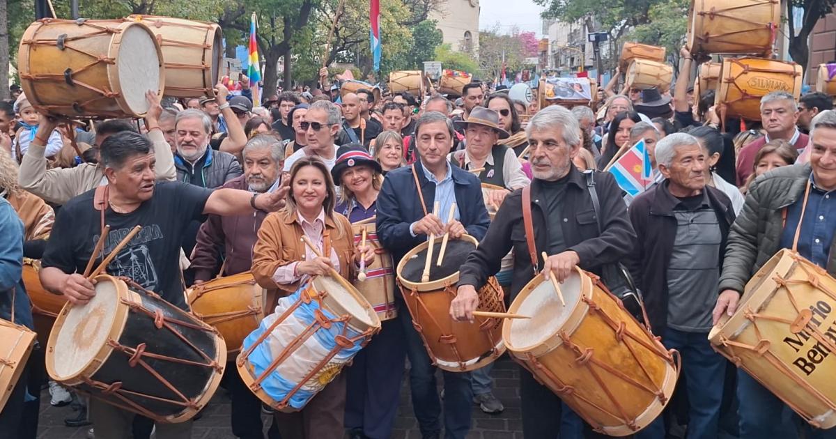 Silva Neder ponderoacute el impacto cultural de la Marcha de los Bombos como empresiacuteon que readirma el sentir de la santiaguentildeidad