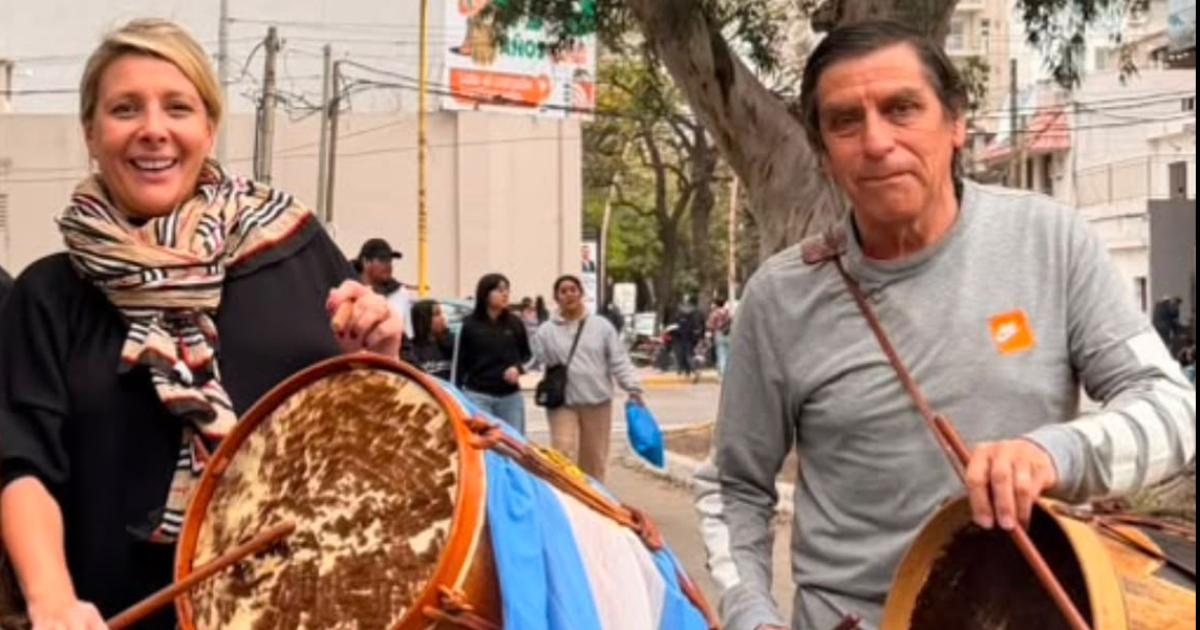 Natalia Neme participoacute de la Marcha de los Bombos y ratificoacute su compromiso con la identidad santiaguentildea