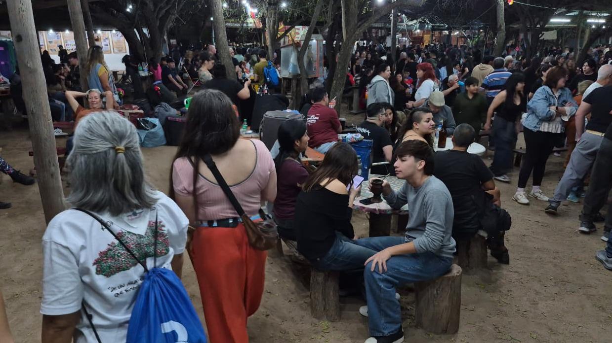 Una multitud disfruta de la vigilia de la Marcha de los Bombos en el Patio del Indio Froilán