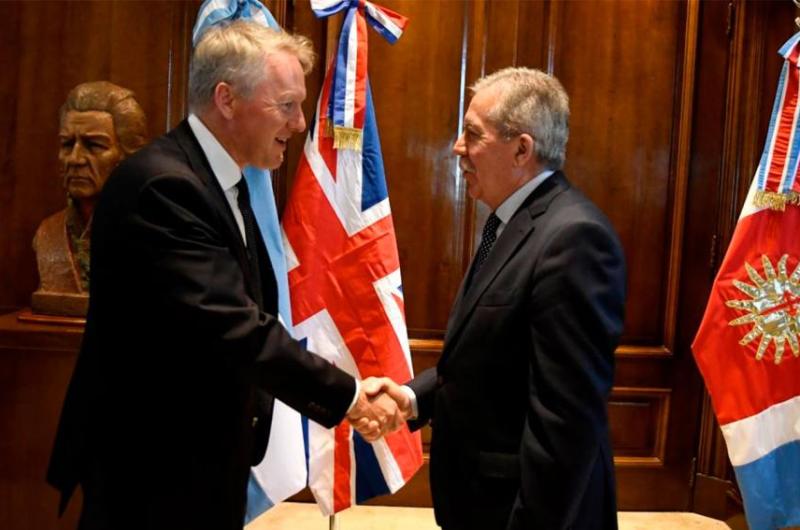 El gobernador Suarez recibioacute al embajador del Reino Unido de Gran Bretantildea e Irlanda del Norte